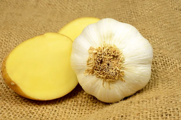 Hvitløk og poteter – stockfoto