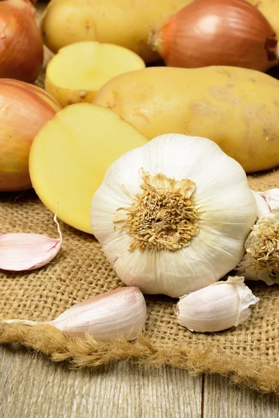 Batatas, cebolas e alho — Fotografia de Stock