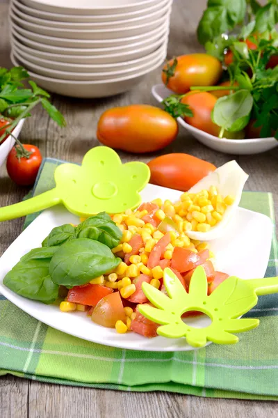 Кукуруза и томатный салат — стоковое фото