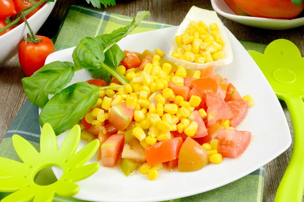 Кукуруза и томатный салат — стоковое фото
