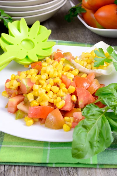 Kukuřice a rajčatový salát — Stock fotografie
