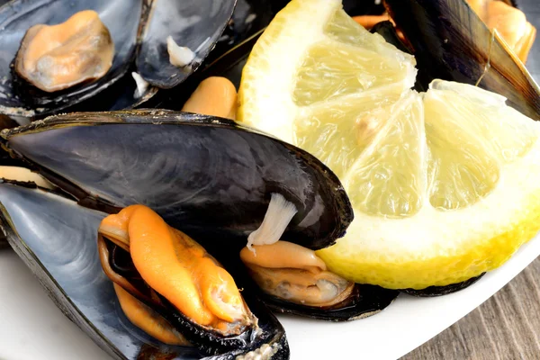 Mejillones ref con limón — Foto de Stock