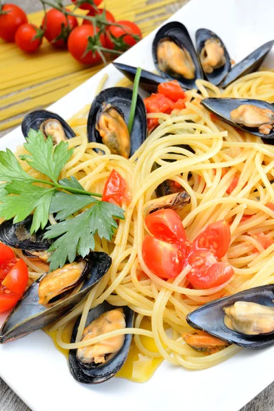 Spaghetti mit Riffmuscheln — Stockfoto