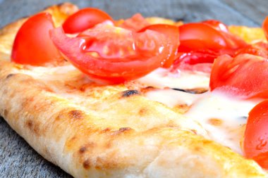 dilimlenmiş domates pizza