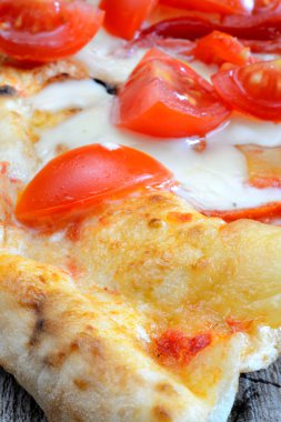 dilimlenmiş domates pizza