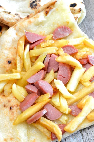 Pizza Wurst und Kartoffeln — Stockfoto