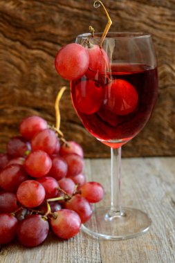 Rose şarap ve üzüm