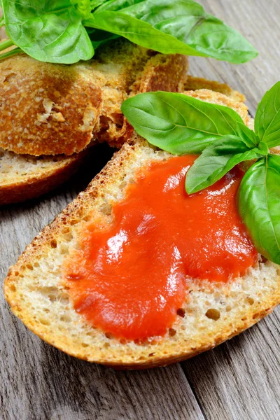 Brood en tomatensaus — Stockfoto