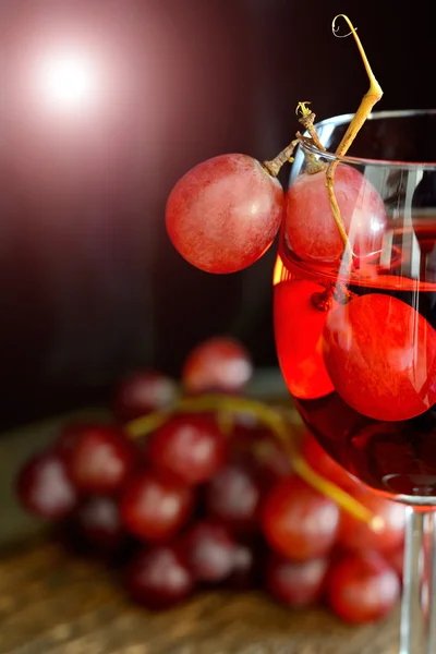 Vino rosa y uvas — Foto de Stock