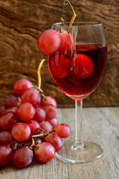 Rose vin och druvor — Stockfoto