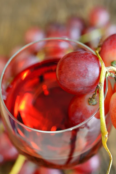 バラのワインとブドウ — ストック写真