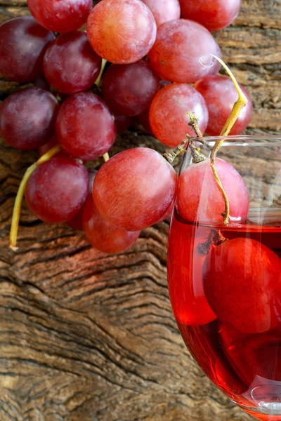 Růžové víno a hrozny — Stock fotografie