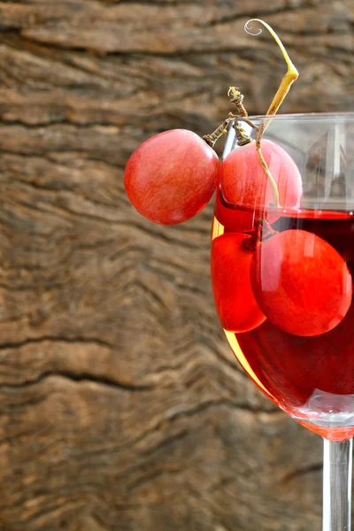 Rose wijn en druiven — Stockfoto