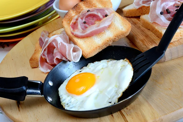 Opalane jajko z boczkiem — Zdjęcie stockowe