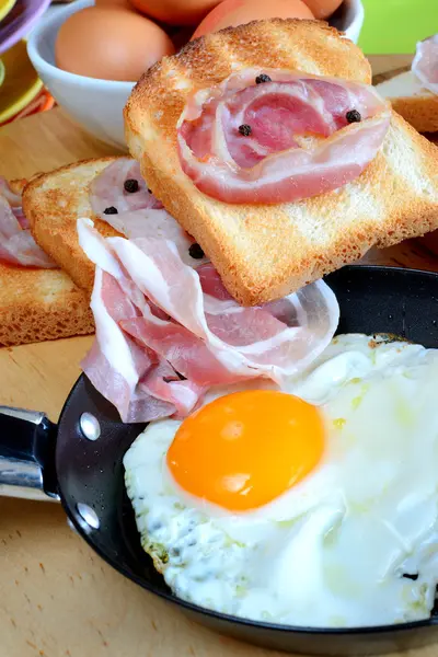 Fired egg with bacon — Stock Photo, Image