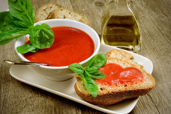 Bruschetta und Tomatensauce — Stockfoto