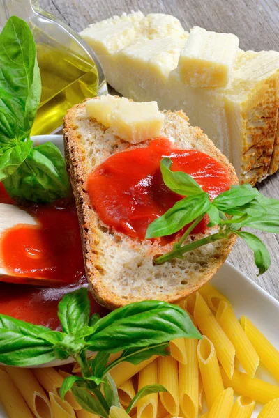 Bruschetta z pomidorami i sosem — Zdjęcie stockowe