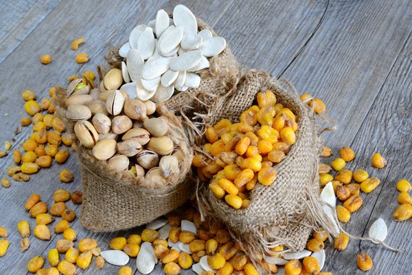 Nueces y anacardos de grano y —  Fotos de Stock