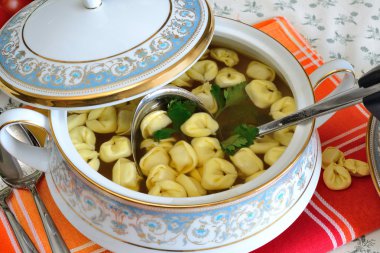 et suyu içinde tortellini