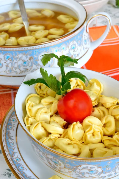 Kom van gedroogde tortellini — Stockfoto