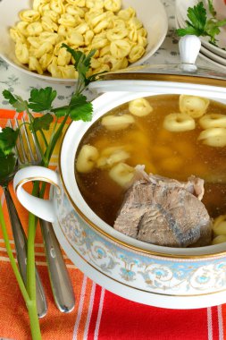 et suyu içinde tortellini