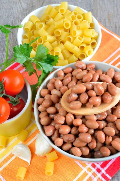 Beker van gezouten rode bonen en gekookt met varkensvlees korst — Stockfoto