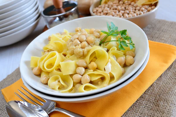 Tagliatelle y garbanzos —  Fotos de Stock