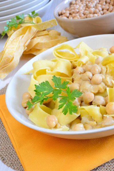 Tagliatelle y garbanzos —  Fotos de Stock