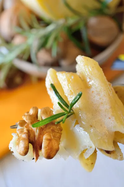 Crema de rigatoni y frutos secos —  Fotos de Stock