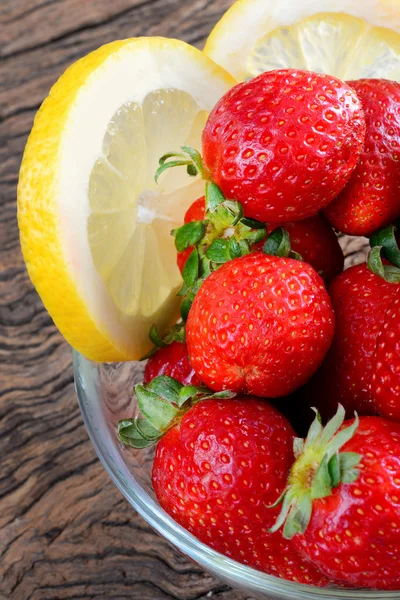 Strawberries and lemon — Stock Photo, Image