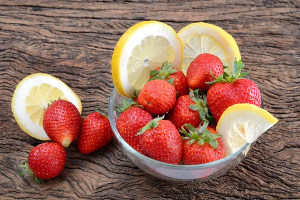 Strawberries and lemon — Stock Photo, Image