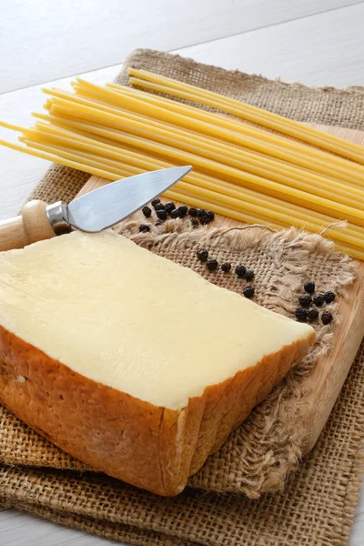 ブカティーニとチーズ — ストック写真