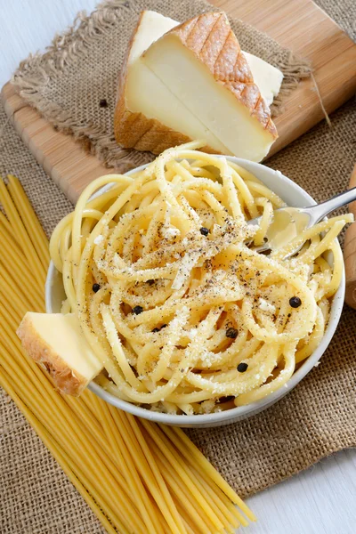 Bucatini pecorino-ost — Stockfoto