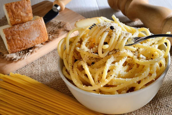 Bucatini sýr pecorino — Stock fotografie