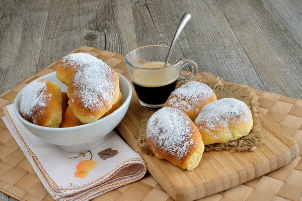 Colazione brioches poco — Foto Stock