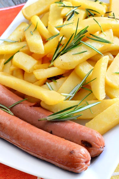 Patatas fritas y salchichas —  Fotos de Stock