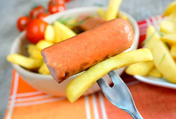 Pommes und Würstchen — Stockfoto