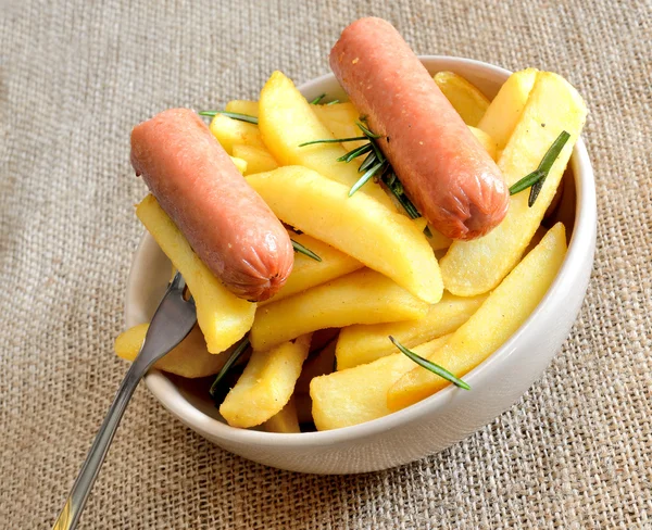 Batatas fritas e salsichas — Fotografia de Stock