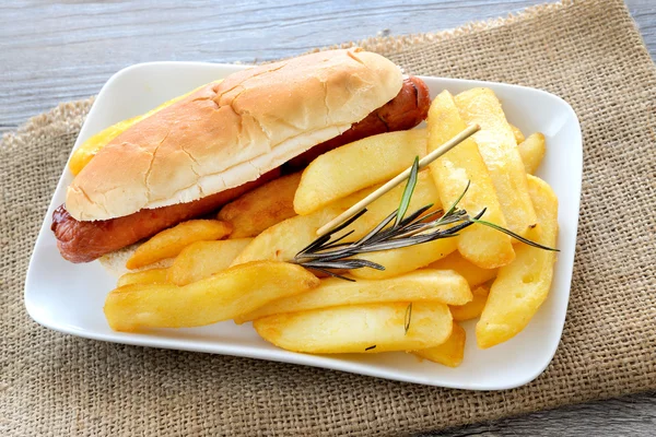 Hot dog y patatas fritas —  Fotos de Stock