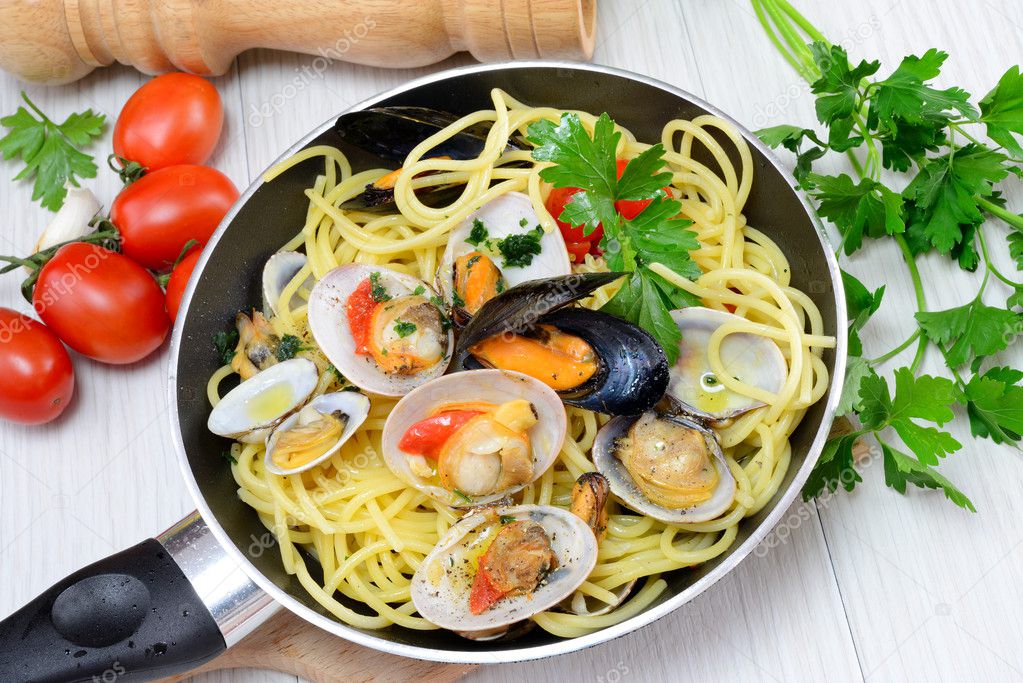 spaghetti with clams fasolari and mussels