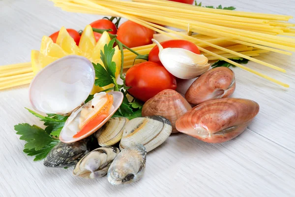 Raw seafood called fasolari with mussels and clams — Stock Photo, Image