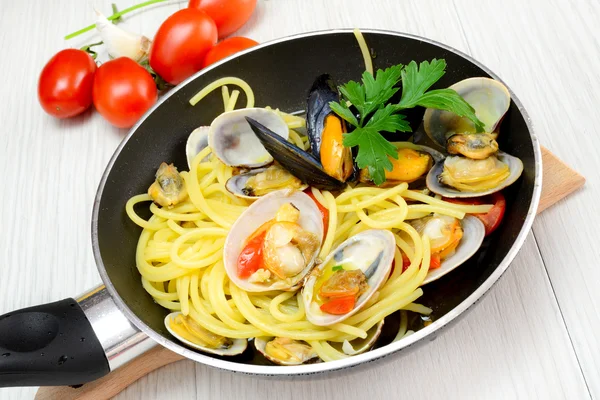 Spaghetti mit Venusmuscheln und Miesmuscheln — Stockfoto