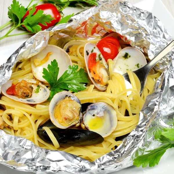 Spaghetti al cartoccio, recette traditionnelle italienne fruits de mer cooke — Photo