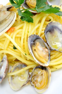 Spagetti makarna ve deniz ürünleri istiridye