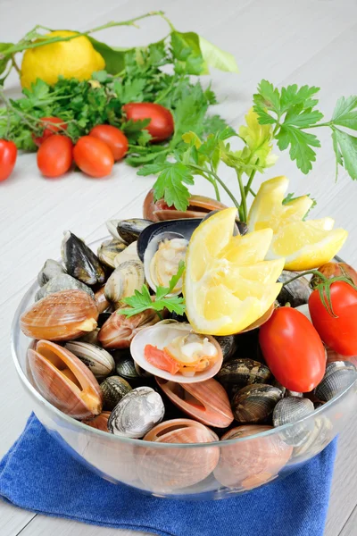 Mariscos crudos llamados fasolari con mejillones y almejas — Foto de Stock