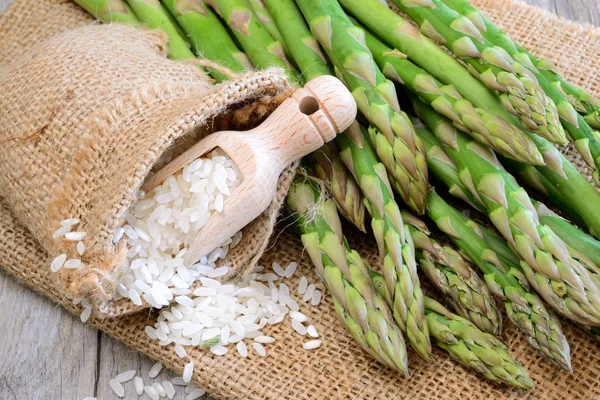 Surowy ryż i szparagami — Zdjęcie stockowe
