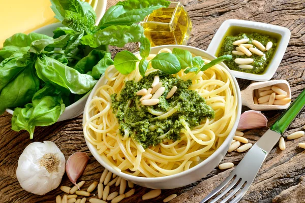 Macarrão linguine por pesto — Fotografia de Stock