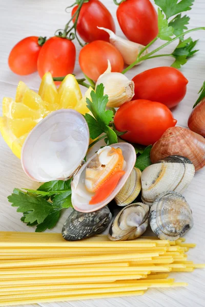 Rohe Meeresfrüchte namens Fasolari mit Muscheln und Venusmuscheln — Stockfoto