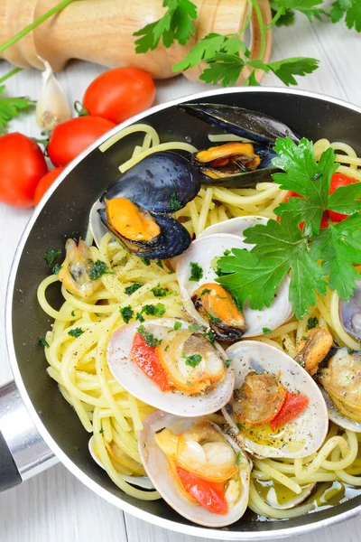 Spaghetti met kokkels fasolari en mosselen — Stockfoto