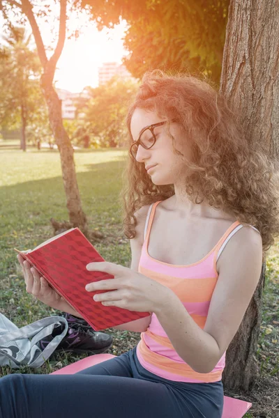 Girl reading a book — Stock Photo, Image